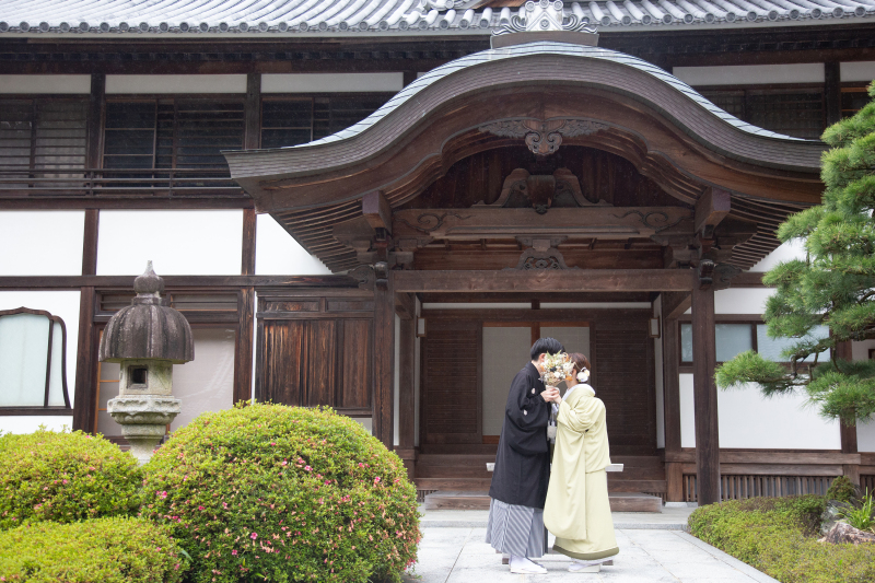 神社をバックにロケーション撮影
