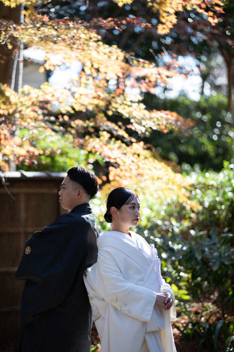 和装で日本庭園