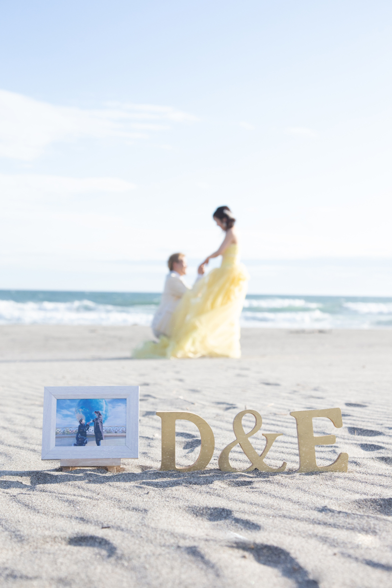 海でプロポーズシーンの再現フォトをパシャリ☆