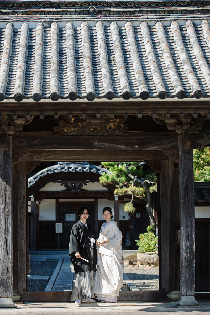 大きなお寺を背景に