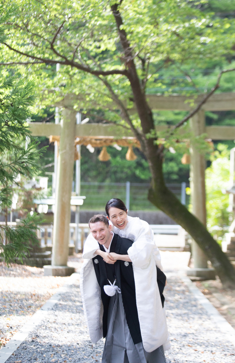 笑顔の素敵なお茶目な新婦様♪新郎様も嬉しそう!