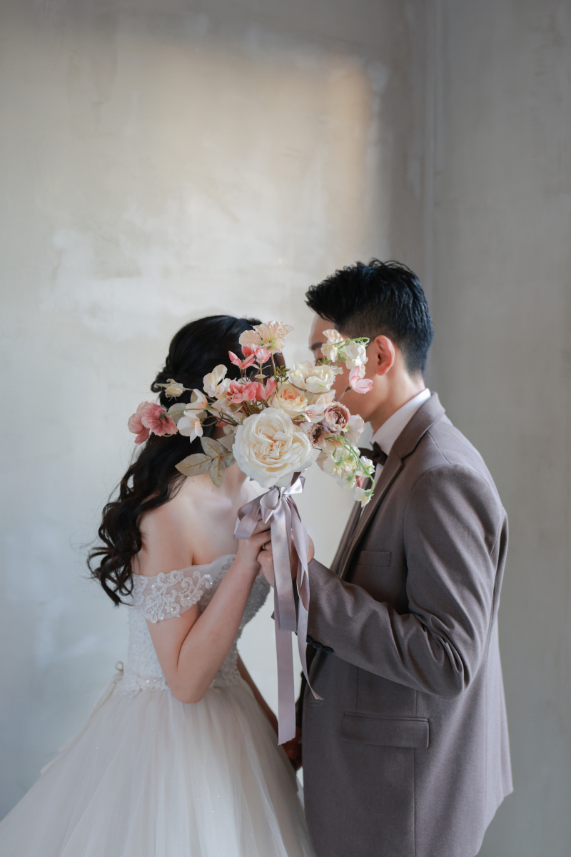 ブーケで顔隠し♪