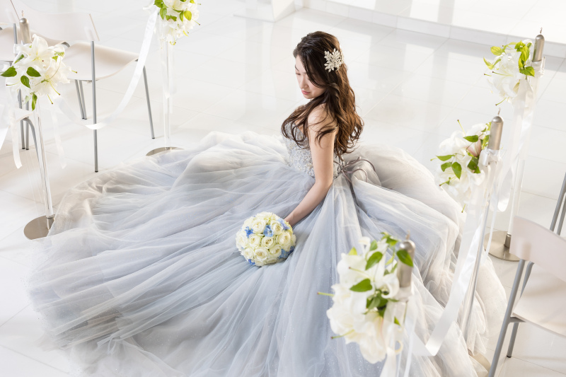 白いバージンロードに座る新婦様