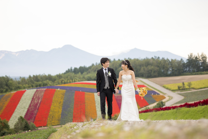 四季彩の丘全体をバックに手をつないで♡