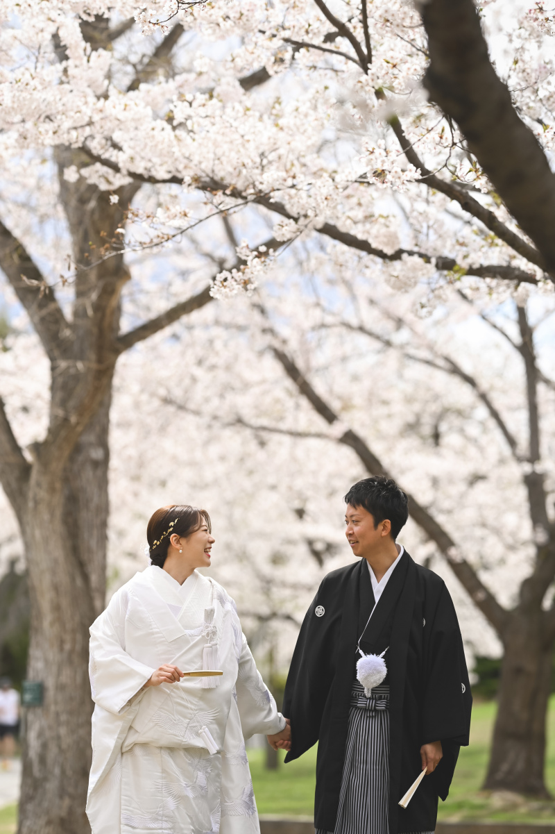 手をつないで…