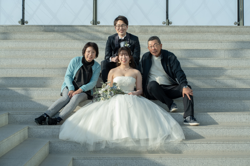 家族と一緒のフォトウェディング