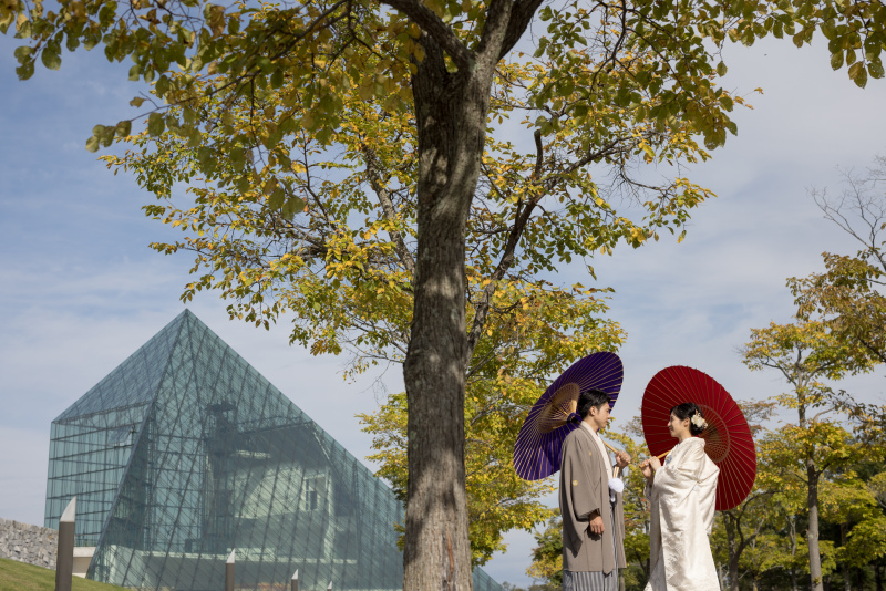 和傘とガラスのピラミッド