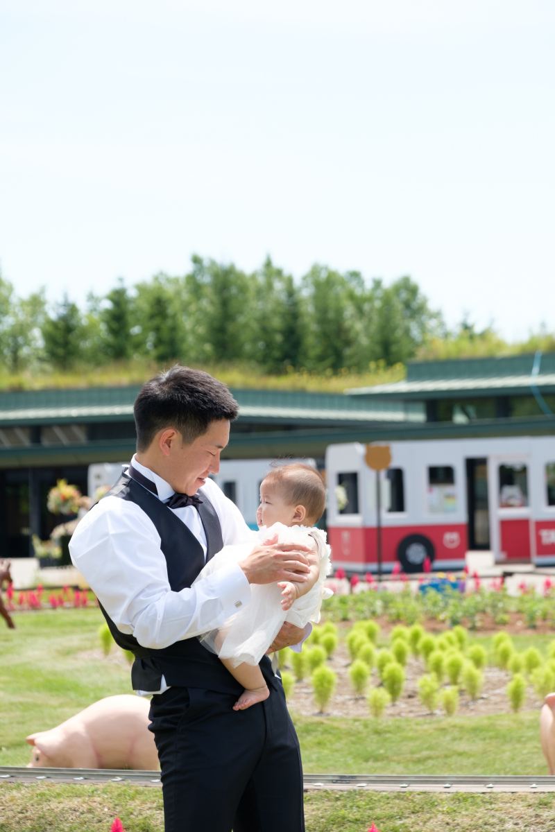 赤ちゃんを連れてウェディングフォト