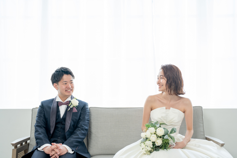 ソファで自然な表情を