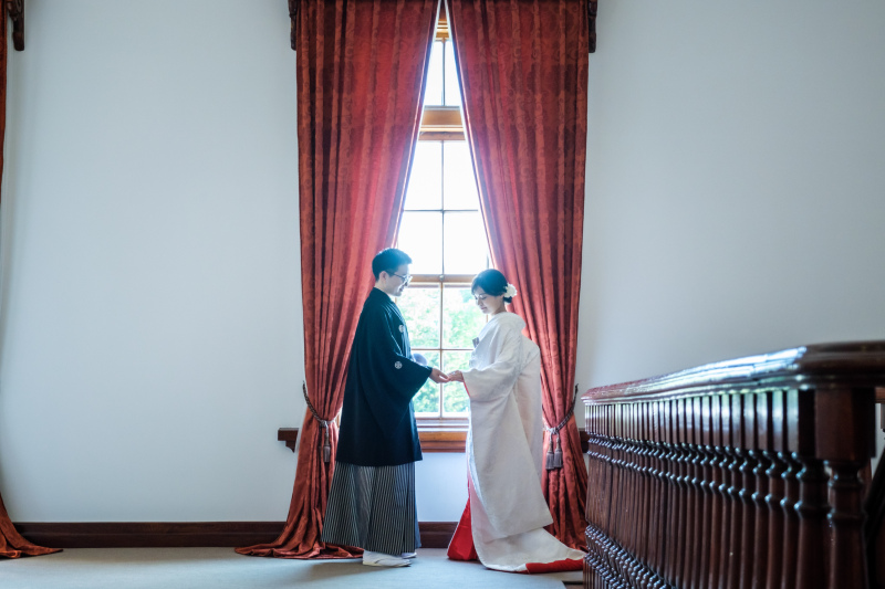 大きな窓と優美なカーテン