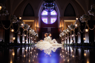 藻岩シャローム／バージンロードに反射するお二人