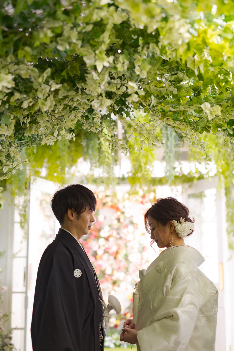 緑のアーチの下で