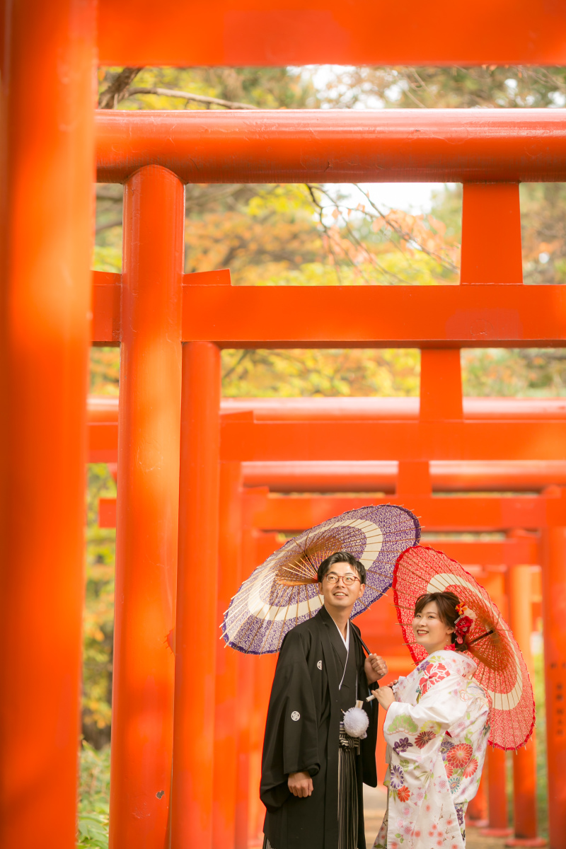 連なる鳥居と秋の色