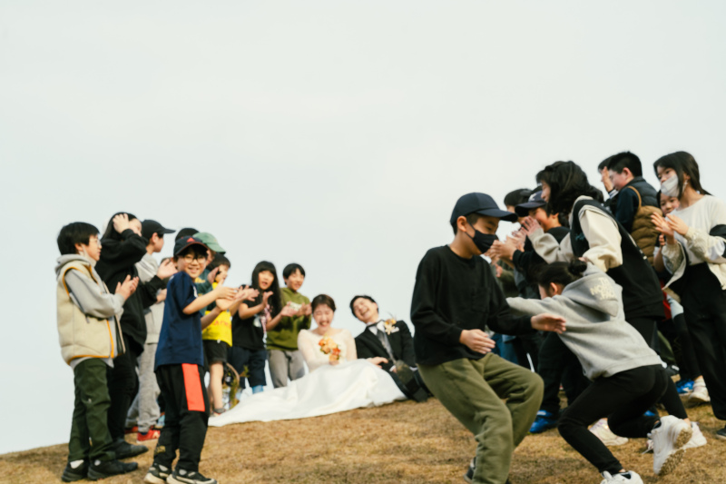 子どもたちに祝福されて