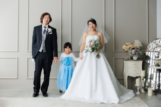 家族と一緒に結婚式セレモニー風！チャペルフォトウェディング