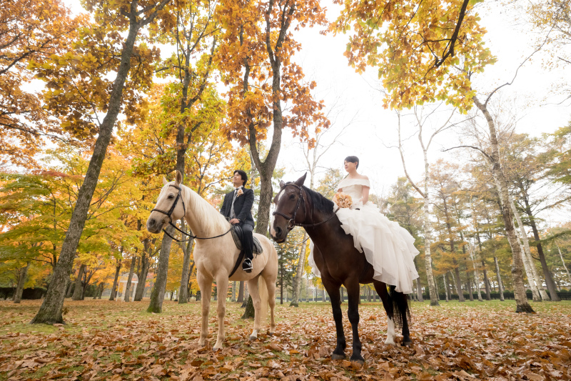 ドレスと馬と紅葉