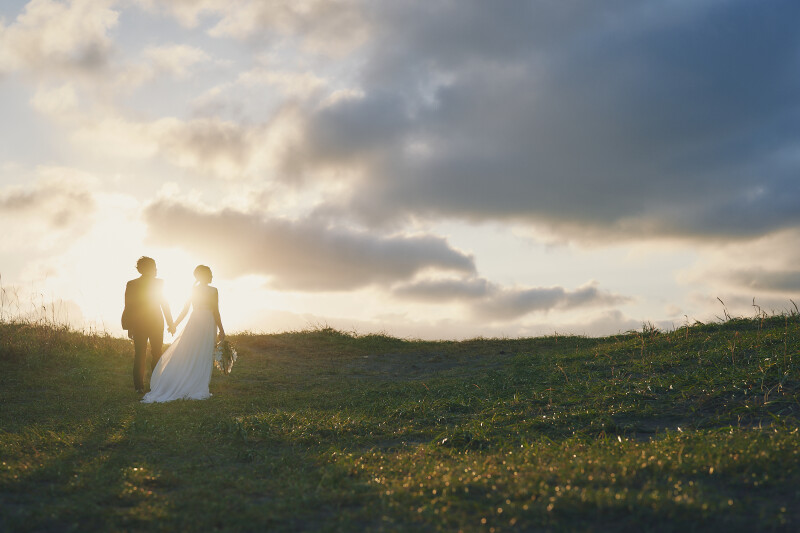 二人を照らす夕陽