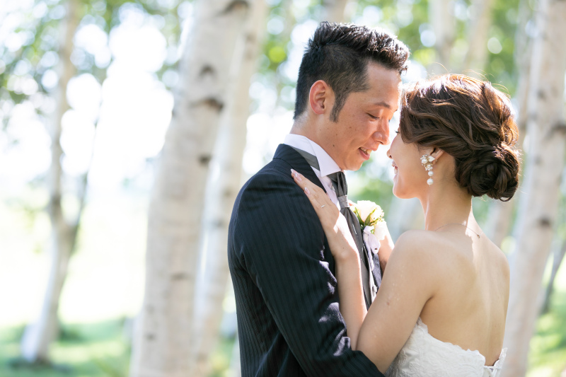白樺林で見つめ合うお二人