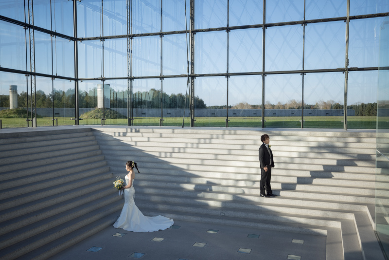 ウェディングドレスと陰 / タキシードと光