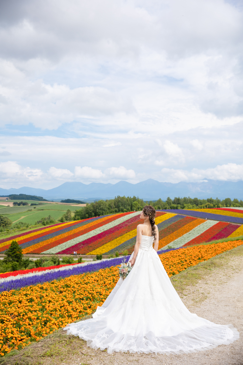 お花畑をバックに