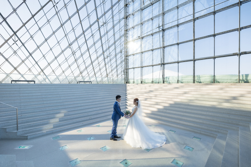 ガラス越しに見える青空