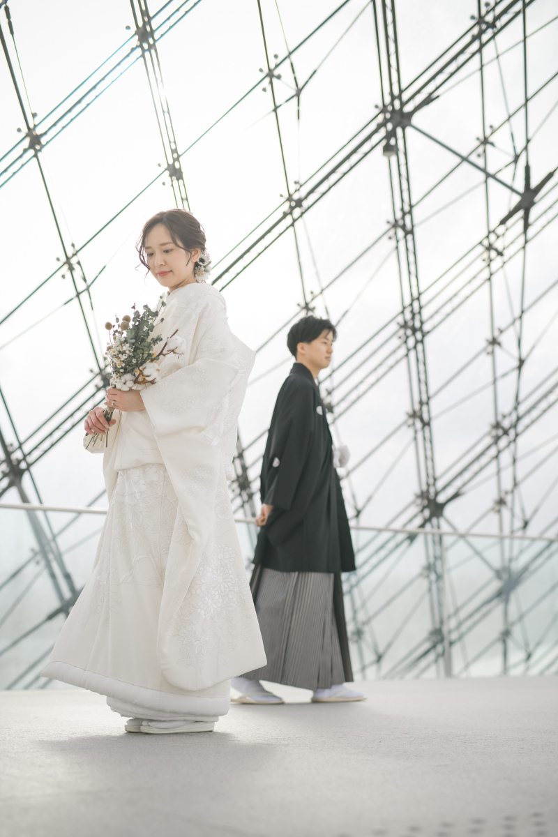 現代的な建物に古風な和装