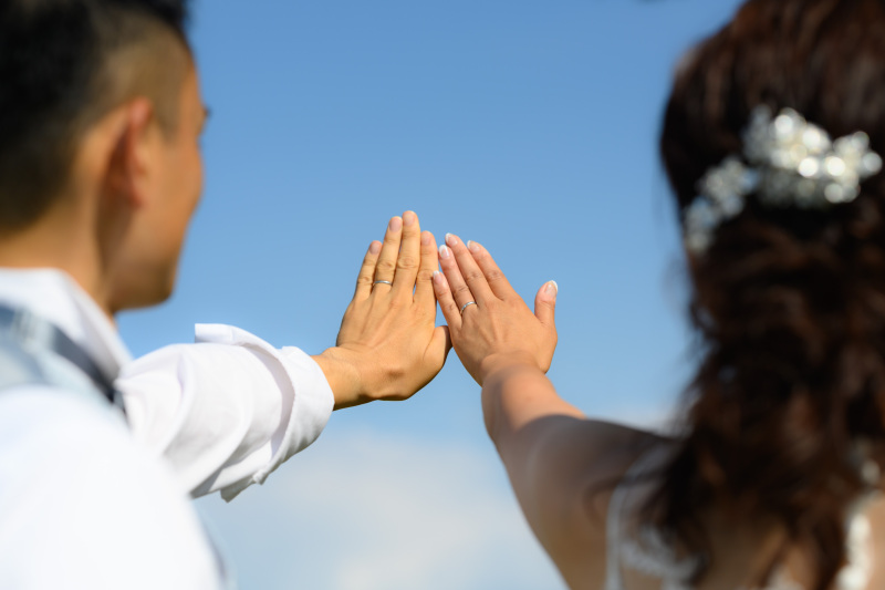 手を合わせて
