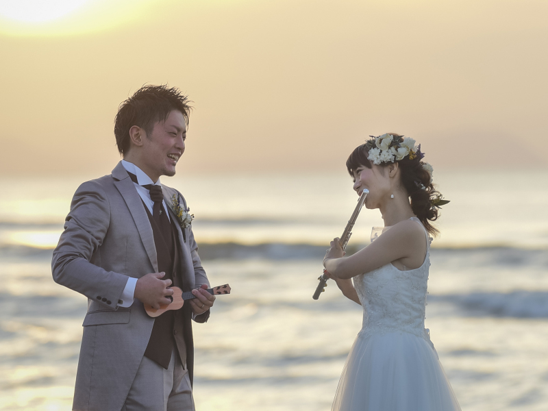 おふたりらしいアイテムで写真にオリジナルの演出を◎