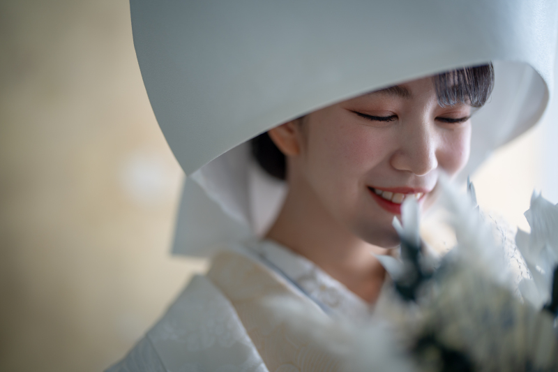 綿帽子を被って伝統的な和装姿を