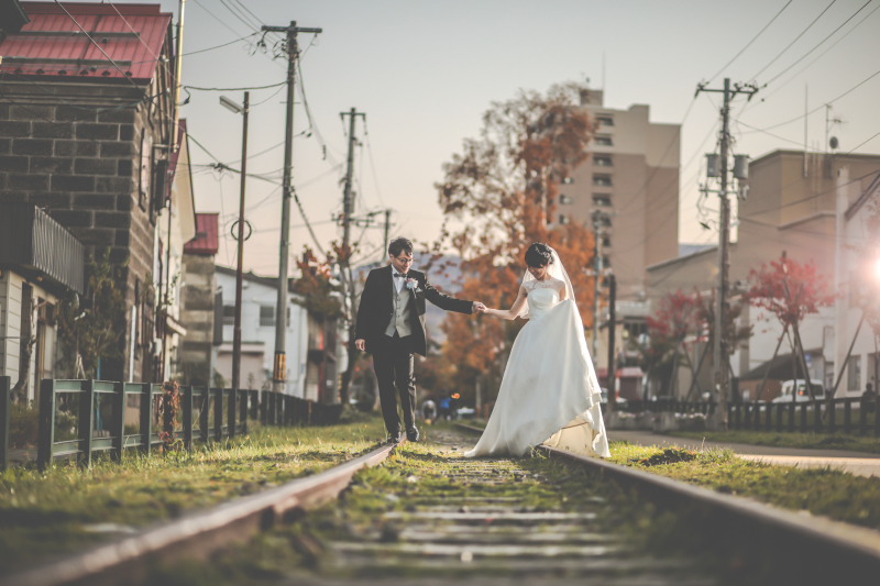 小樽での一枚。夕方のノスタルジックな雰囲気が線路との相性バッチリです。