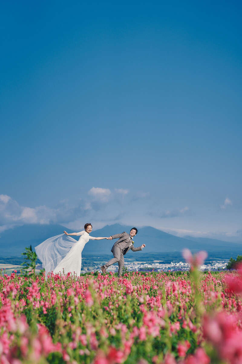 【8月末まで基本料金半額！】富良野リゾートフォトウエディング（出張費＋洋装1着＋新婦ヘアメイク＋全データ）
