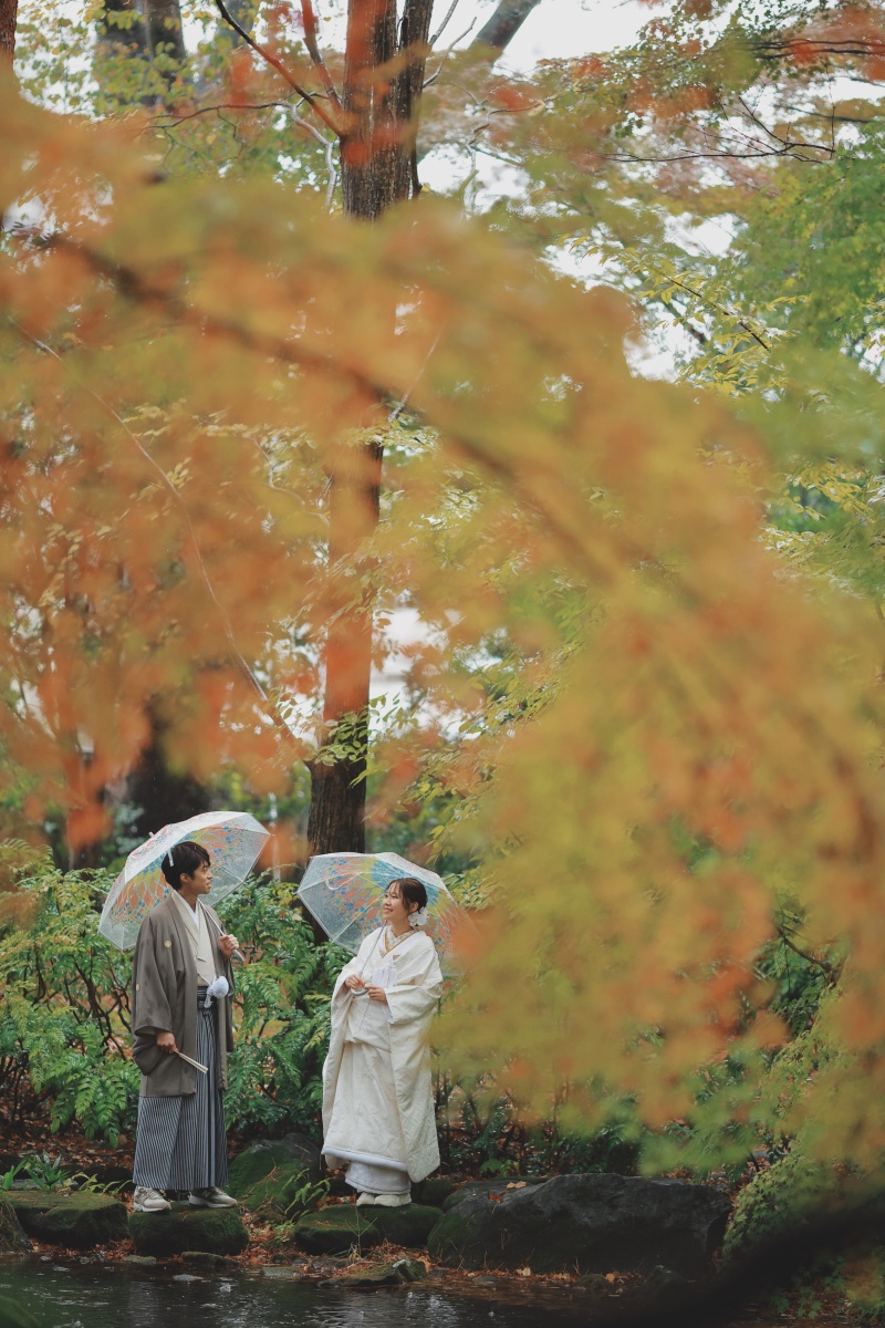 かわいい傘を持って