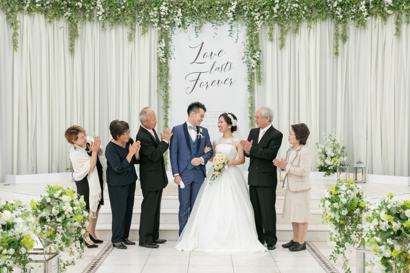 結婚式さながらの演出で感謝を伝えるチャペルフォト