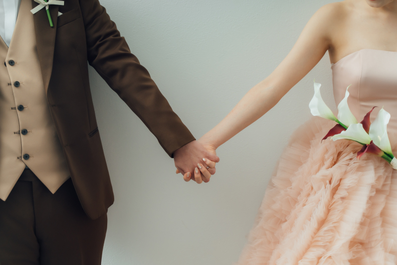 しっかり手を繋いで