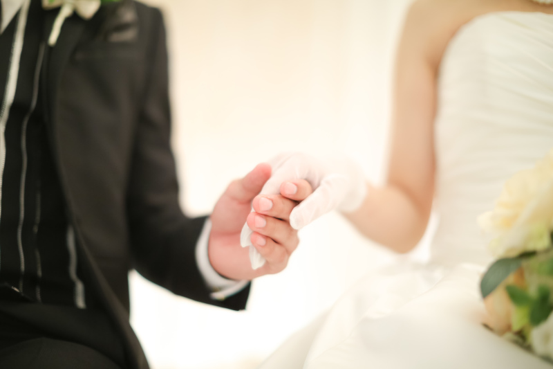 手を取り合って