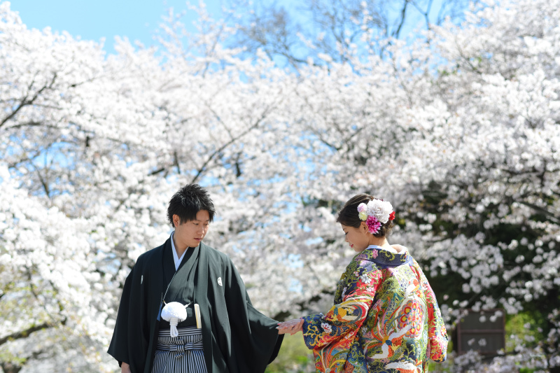 手を取り合って