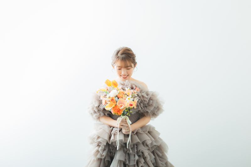 カラードレスと色鮮やかなブーケ