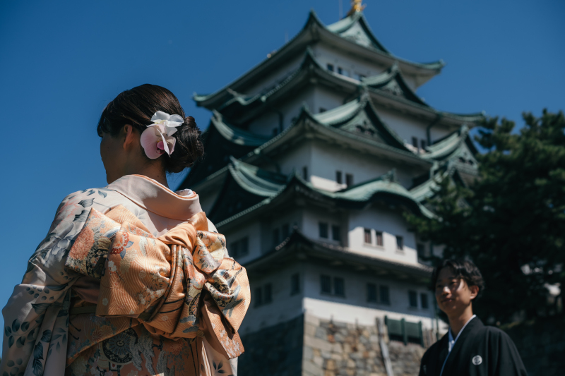 お城をバックに