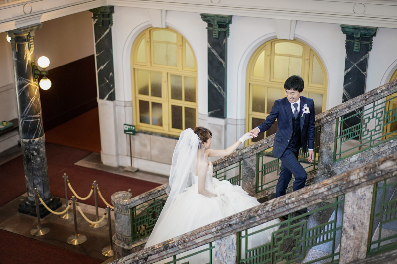 手を取り合って