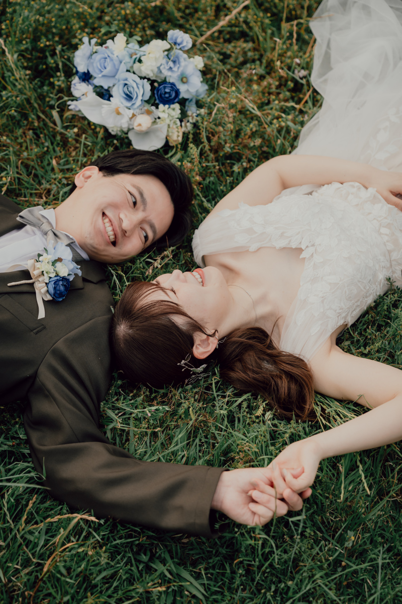 芝生にゴロンと