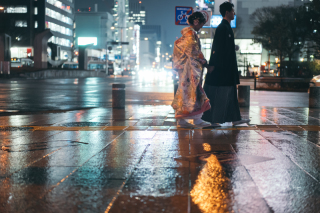 和装で夜の街へ