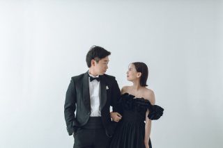 ブラックドレスとスタジオ