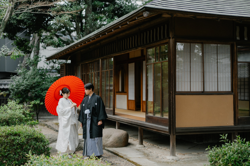赤い番傘と和室