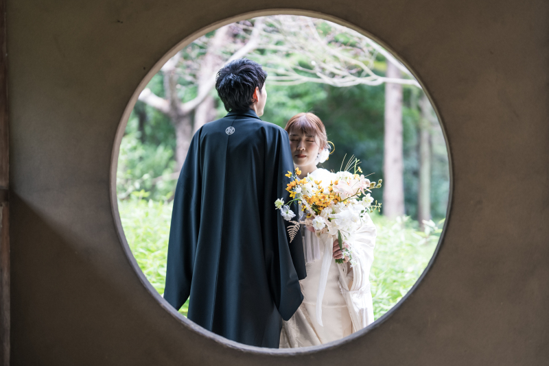 滝見四阿の丸窓