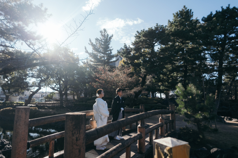 大きな橋の上で