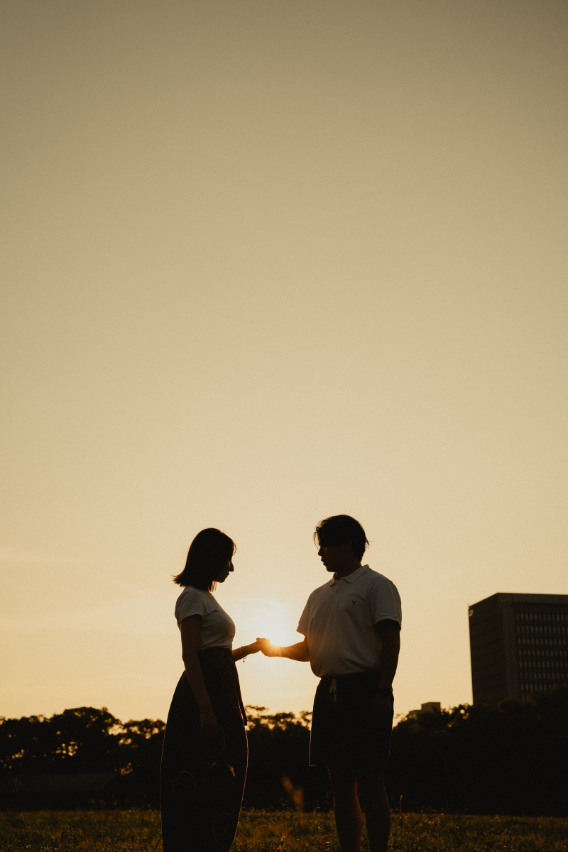 夕陽をバックに