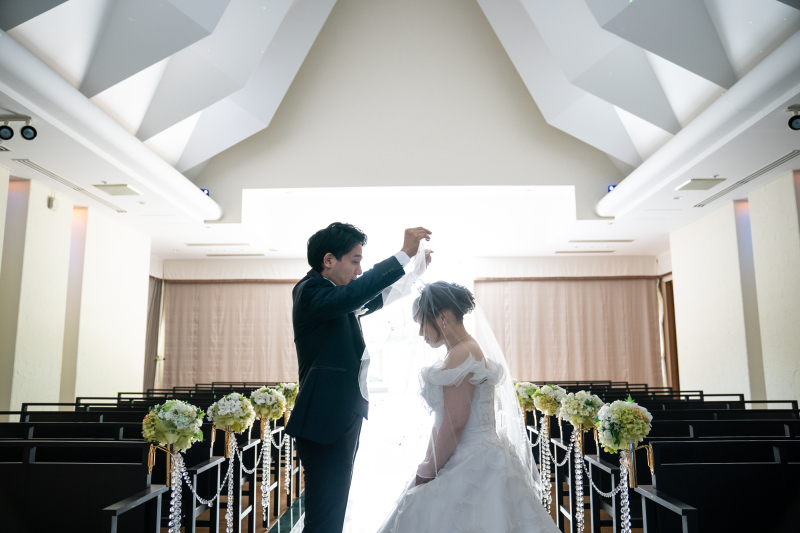 光が差し込む中でのベールアップシーン