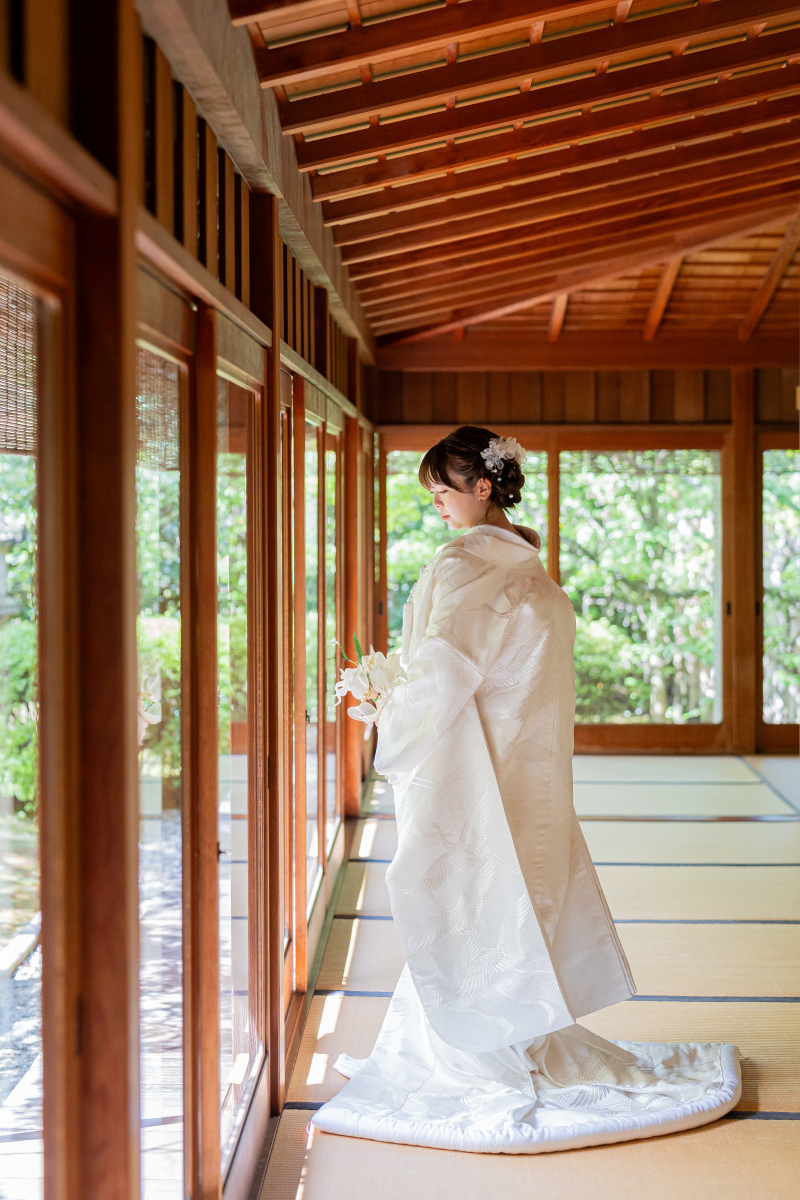 和室の中で新婦様の後ろ姿ショット♪