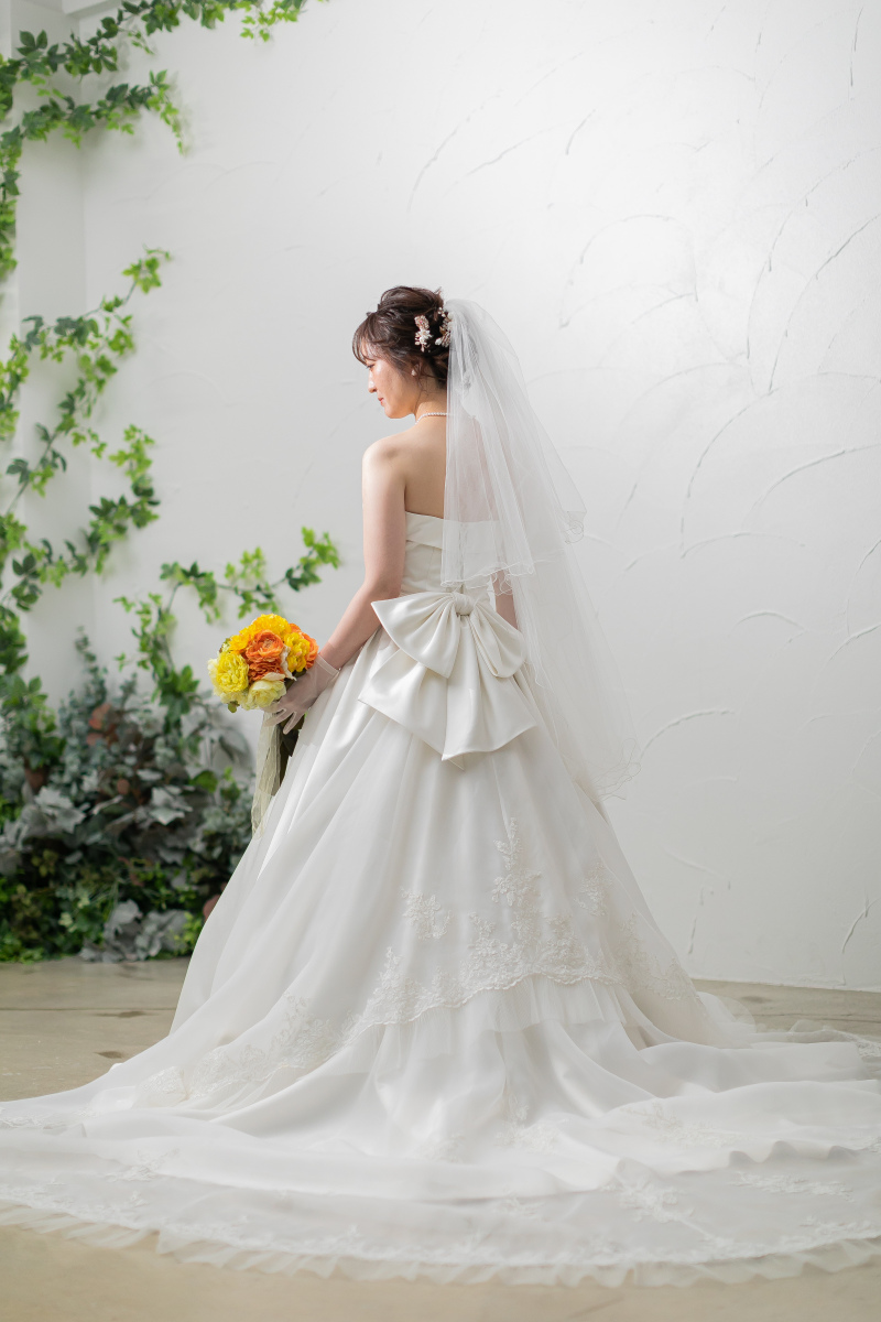 リボンとトレーンをアクセントに後ろ姿ショット