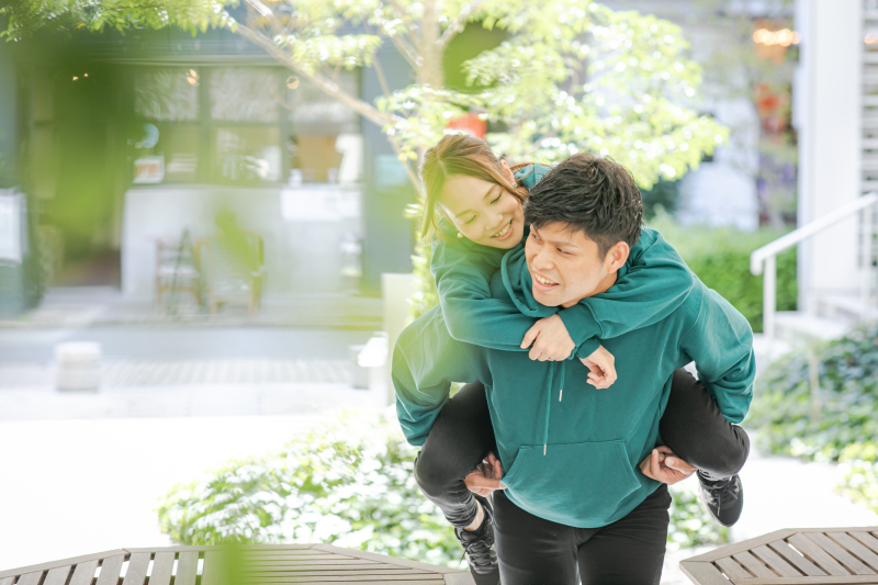 照れちゃうおんぶも二人だけなら...